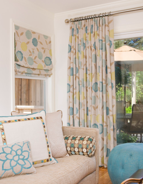 Na verdade as cortinas franzidas são bastante práticas para portas janelas, em tecido estampado decora o ambiente.